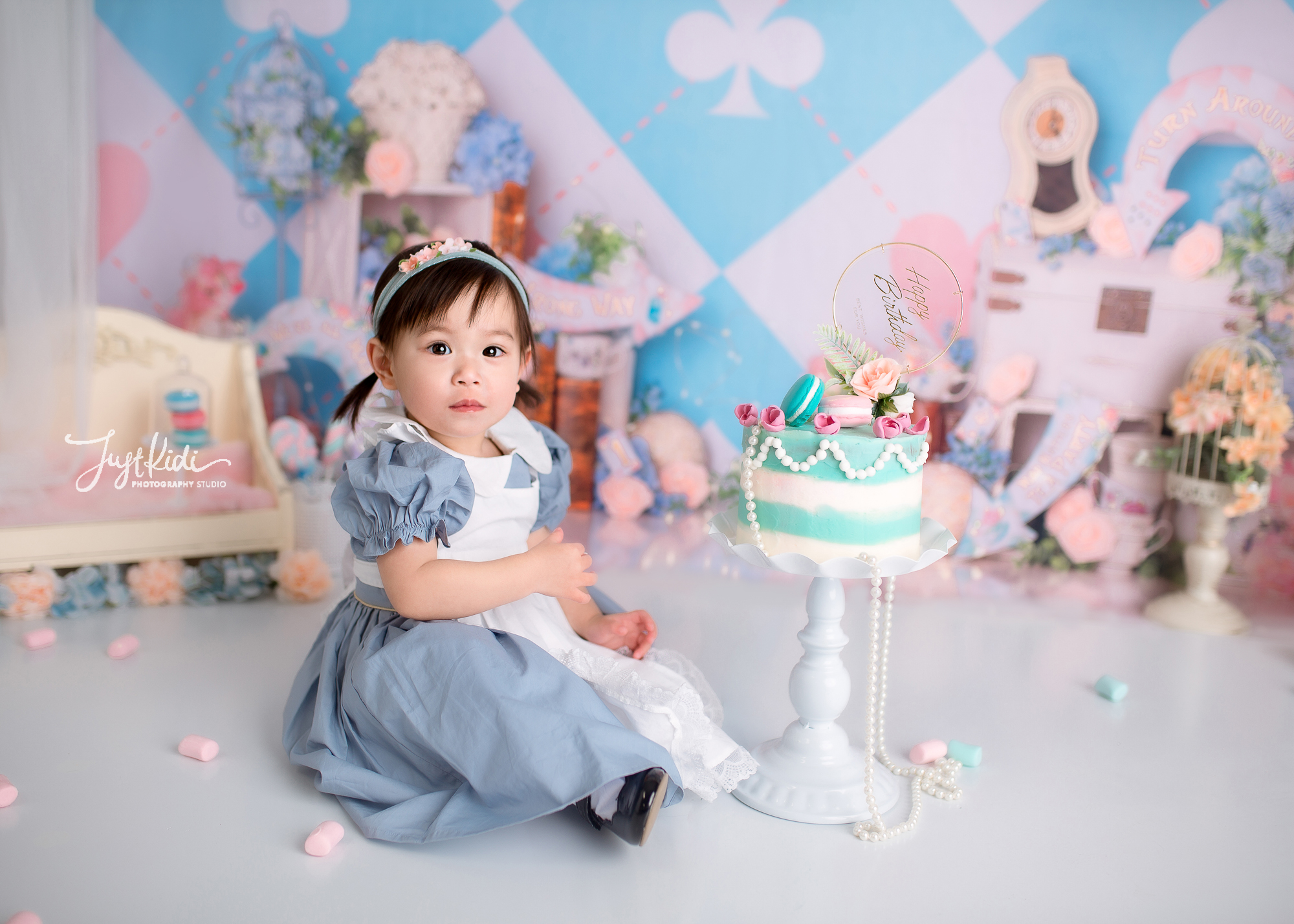 https://www.jkstudio.com.au/wp-content/uploads/2021/07/JustKidi-Photography-Studio-Sydney-Baby-Cake-Smash-Tea-Party-Alice-in-Wonderland-Photo-Shoot-Hills-District-%E7%88%B1%E4%B8%BD%E4%B8%9D%E6%A2%A6%E6%B8%B8%E4%BB%99%E5%A2%83%E5%91%A8%E5%B2%81%E7%85%A7%E6%82%89%E5%B0%BC%E7%A0%B8%E8%9B%8B%E7%B3%95%E5%91%A8%E5%B2%81%E5%84%BF%E7%AB%A5%E6%91%84%E5%BD%B1%E5%AE%9D%E5%AE%9D%E7%85%A7-3-of-19.jpg